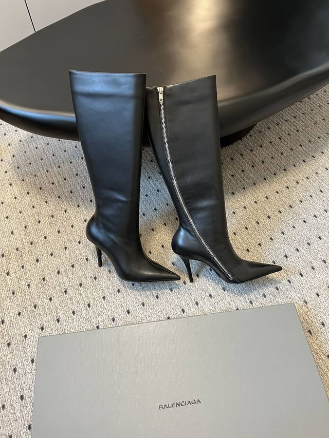 Balenciaga 23 尖头拉链长靴 想成为巴黎世家的女人 好飒啊 这双靴子的版型太牛了 像刀一样刻在我心里 极致得像个模型 没想到穿上腿马上瘦了一圈 夏天